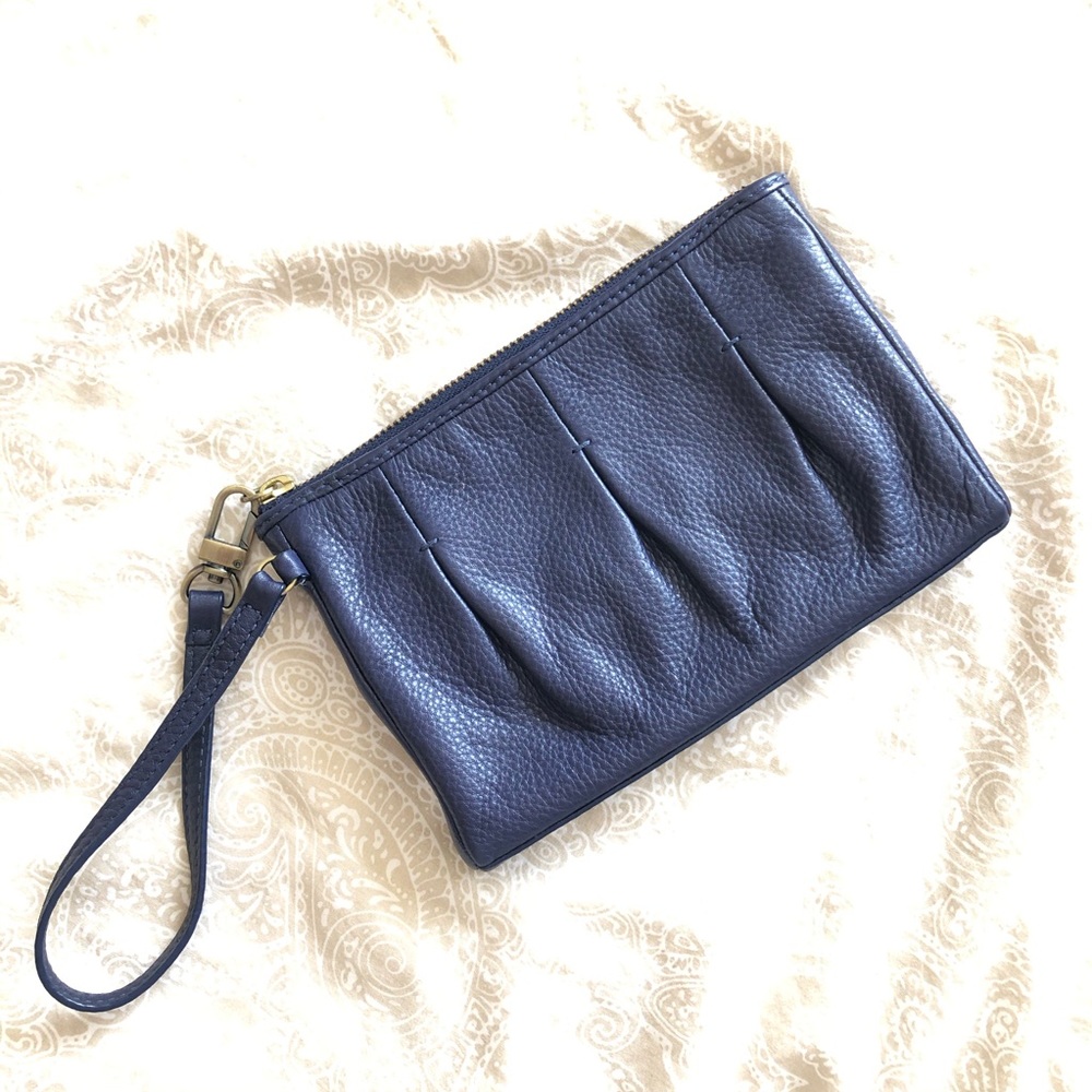 🌼 Cole Haan navy leather wristlet